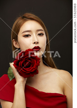 花,玫瑰,禮服,美容,年輕女子 花,玫瑰,禮服,美容,年輕女子 55920969