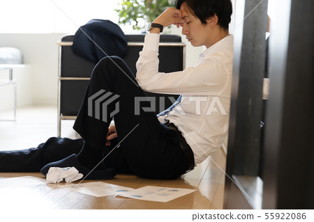 Worried businessman 55922086