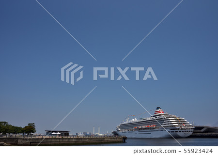 橫濱港,夏日的天空和潔白的雲朵 橫濱港,夏日的天空和潔白的雲朵 55923424