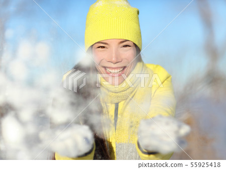 Winter snow fight girl playing throwing snowball 55925418