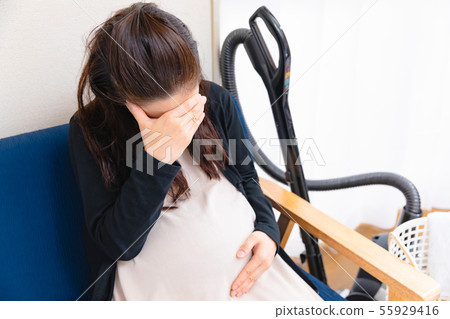 有堅硬家事的孕婦 有堅硬家事的孕婦 55929416