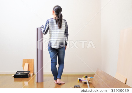 放置牆紙的DIY婦女 放置牆紙的DIY婦女 55930089