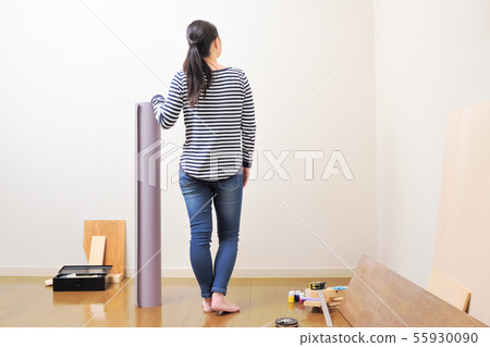 放置牆紙的DIY婦女 55930090
