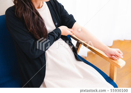 Pregnant woman blood sampling 2 55930100