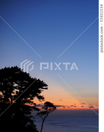 Dusk Sea and Moon 55931534