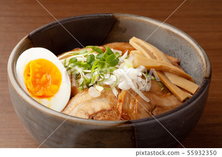 Grilled pork bowl 55932350