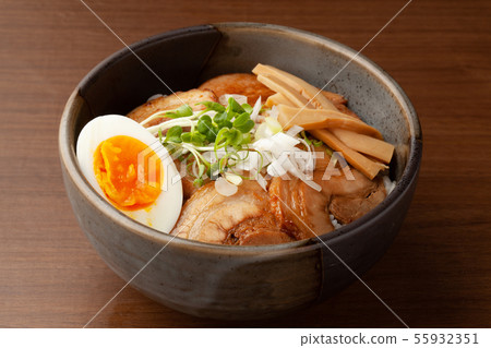 Grilled pork bowl 55932351