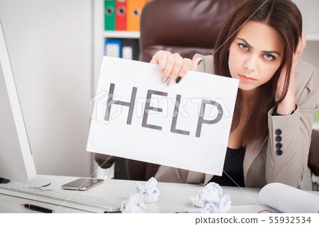 Young business woman with message in the office 55932534