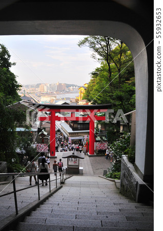 Torii gate and cityscape of Enoshima Shrine as seen from Zuishinmon 55932653