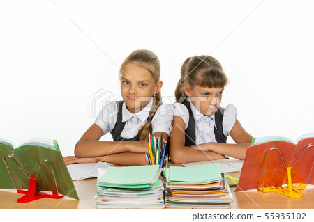 Two classmates are offended at each other 55935102