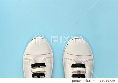 Sports shoes with striped laces. 55935286