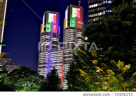 東京都政府夜視圖在奧林匹克標誌顏色洗染了 55936255
