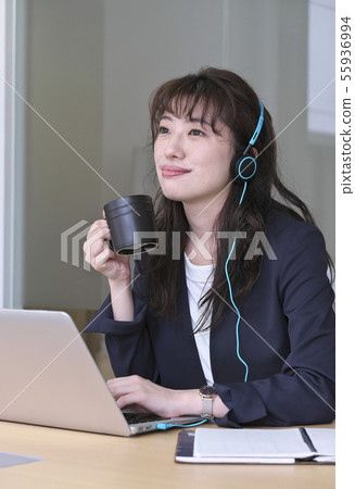 Business woman online Business woman online 55936994