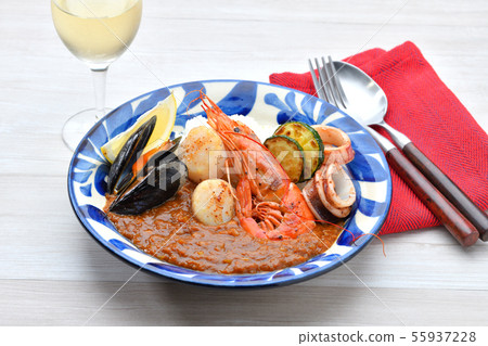 夏季海鮮咖哩。配紅蝦,貽貝,扇貝,魷魚和西葫蘆。 夏季海鮮咖哩。配紅蝦,貽貝,扇貝,魷魚和西葫蘆。 55937228