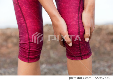 Knee pain running leg injury athlete runner woman 55937650