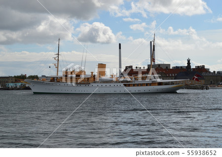 vacation abroad, overseas trip, journey 55938652