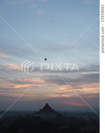 Bagan temple and balloon 55939081
