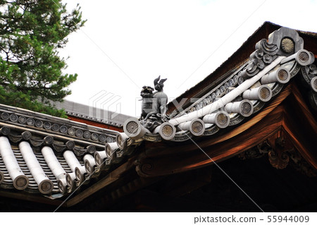 Myoshinji Temple, guardian dog and chrysanthemum crest on the roof, Ukyo Ward Garden, 55944009