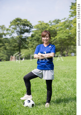 Soccer fan woman 55945334