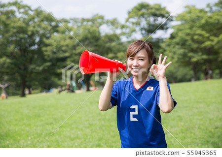 Soccer fan woman 55945365