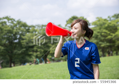 Soccer fan woman 55945366