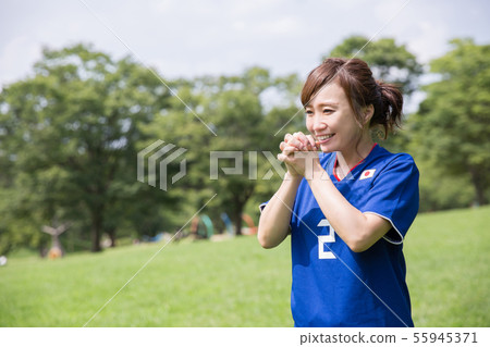 Soccer fan woman 55945371