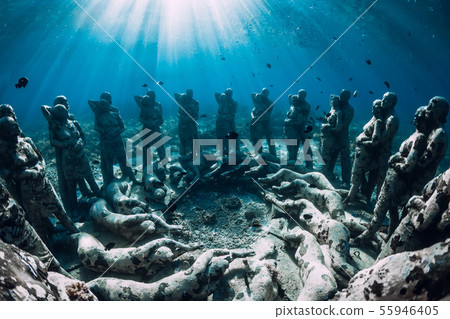 Underwater statues in blue ocean with fish. Underwater statues in blue ocean with fish. 55946405