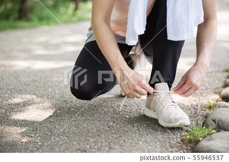 運動裝的女性 運動裝的女性 55946537