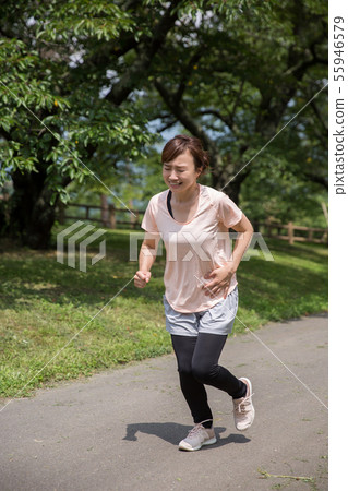 運動裝的女性 運動裝的女性 55946579