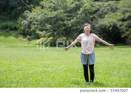 Women preparing for exercise 55947097