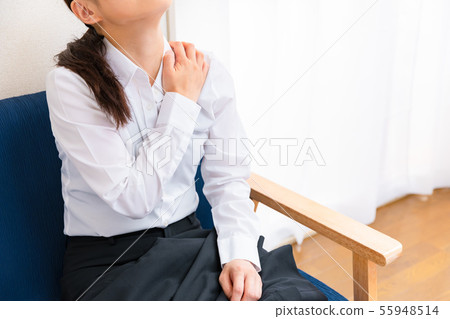 遭受僵硬的肩膀的女商人 55948514