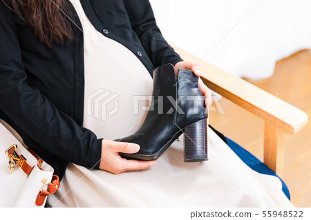 有靴子的孕婦 有靴子的孕婦 55948522