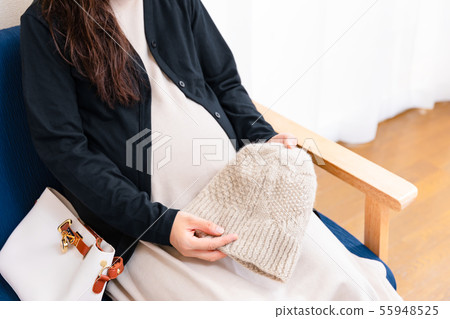 Pregnant woman with knitted cap 55948525