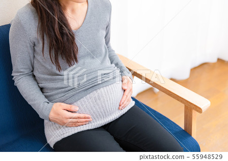佩帶腹部帶2的孕婦 55948529