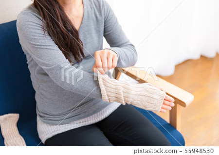 Pregnant women wearing arm warmers 1 Pregnant women wearing arm warmers 1 55948530