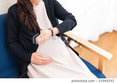 Pregnant women who measure labor intervals Pregnant women who measure labor intervals 55948545