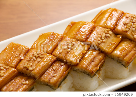 煮熟的海鰻壽司。 煮熟的海鰻壽司。 55949209