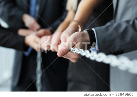 Businessmen pulling chain Businessmen pulling chain 55949605