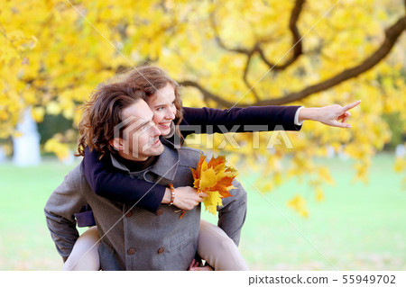 Couple in autumn park 55949702