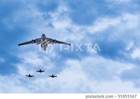 Heavy airlifter plane with three light jet trainer Heavy airlifter plane with three light jet trainer 55955567