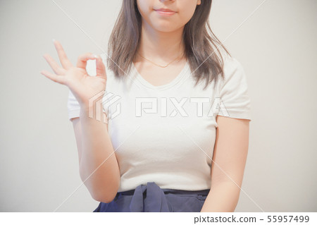 一個女人做出 OK 的手勢』 一個女人做出 OK 的手勢』 55957499