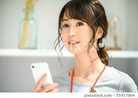 辦公室女性智能手機休閒女商人 辦公室女性智能手機休閒女商人 55957964