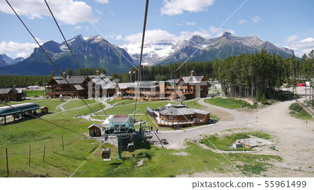 夏季路易斯湖纜車和洛奇山脈 55961499