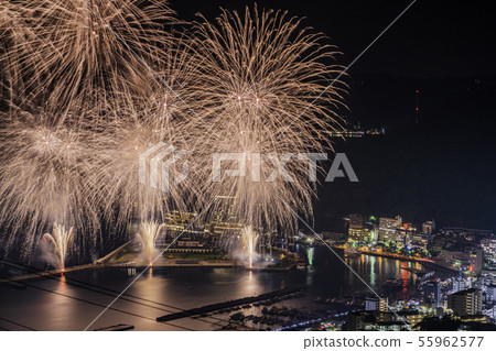 熱騰騰的100萬美元夜景和近海煙花 熱騰騰的100萬美元夜景和近海煙花 55962577