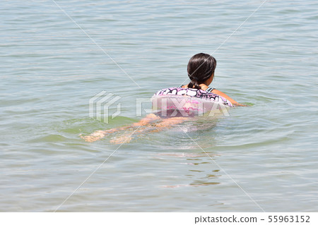 喜歡游泳的女孩(後視圖) 喜歡游泳的女孩(後視圖) 55963152