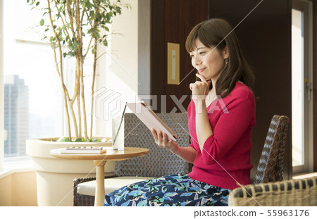 Woman cafe lounge with tablet 55963176