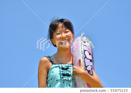 Girls enjoying the sea bathing (blue sky) Girls enjoying the sea bathing (blue sky) 55975225
