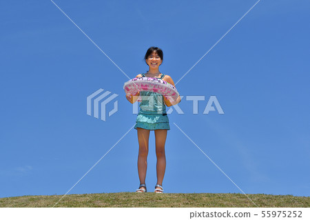 享受海水浴的女孩(藍天) 享受海水浴的女孩(藍天) 55975252