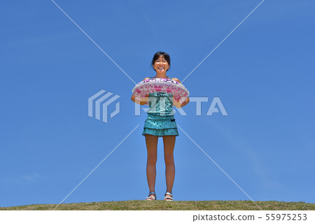 享受海水浴的女孩(藍天) 享受海水浴的女孩(藍天) 55975253