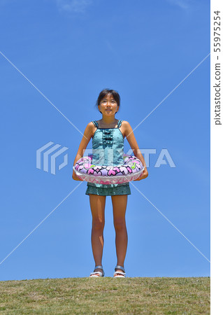 享受海水浴的女孩（藍天） 55975254